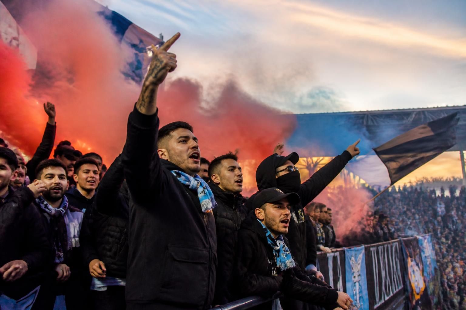 découvrez pourquoi les films sur les hooligans captivent les passionnés de football en explorant la violence, la camaraderie et la culture qui entourent ces groupes controversés.